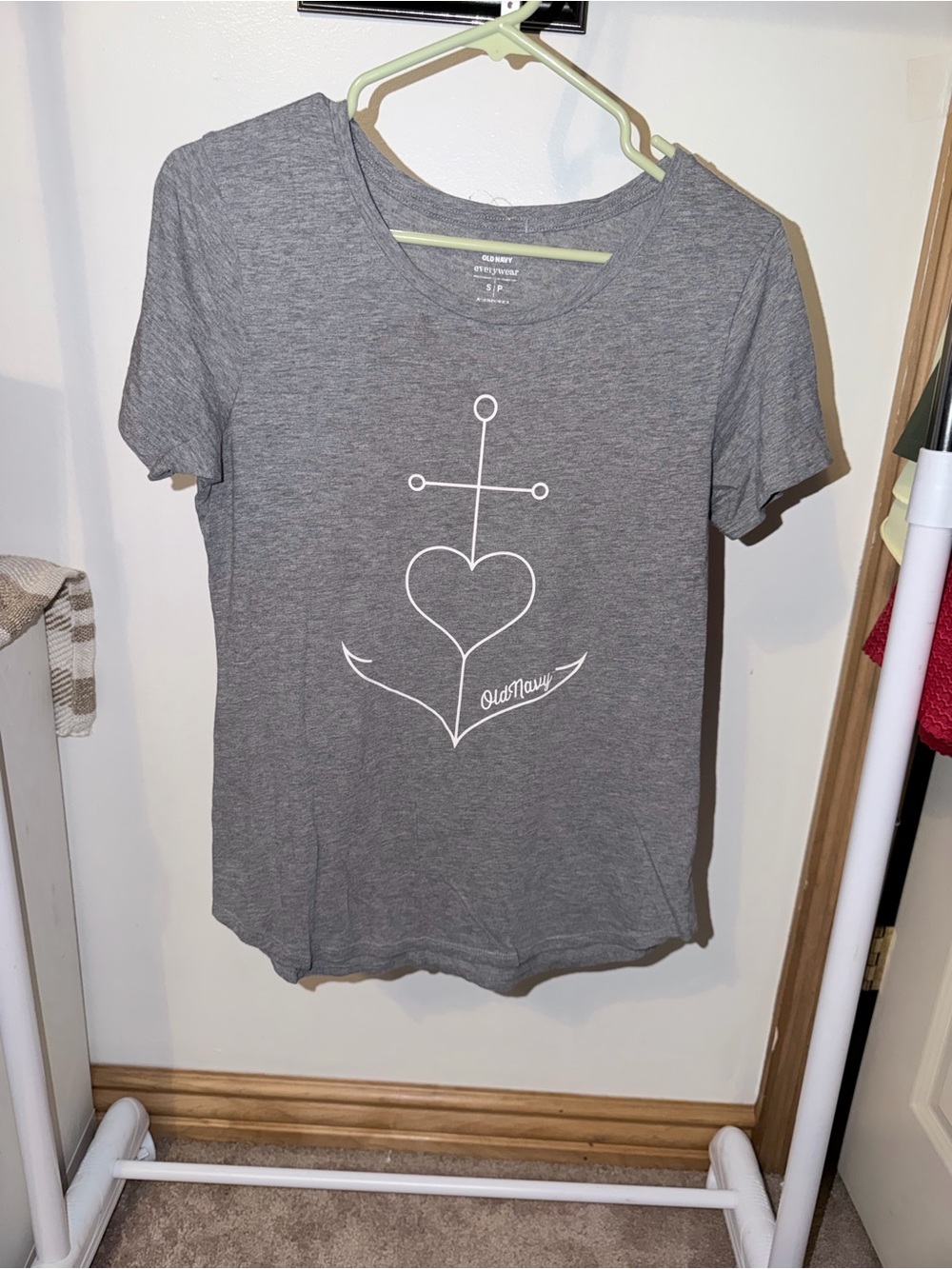 👩🏻⚖️Old Navy Gray Tee with White Anchor-Heart Graphic
